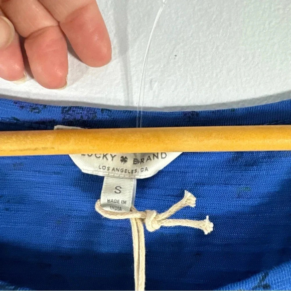 NWT Lucky Brand Women's Cotton Slit Sleeve Keyhole Floral Blue Top - Picture 4 of 8